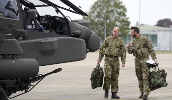 En la foto el príncipe Guillermo preparándose para subir a un helicóptero Apache en el centro Middle Wallop, en Inglaterra.