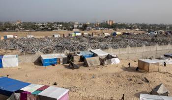 Desplazados palestinos viven en tiendas de campaña montadas junto a montañas de basura cerca de Jan Yunis, al sur de Gaza.