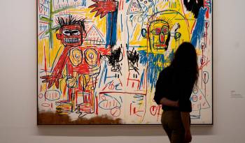 Un visitante observa una de las obras del artista estadounidense Jean-Michel Basquiat.