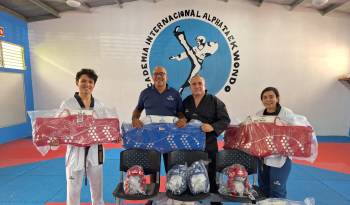 Equipo de Taekwondo recibiendo sus nuevos implementos para las futuras competencias.