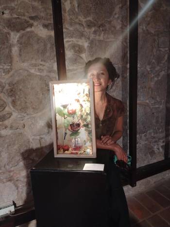 La artista Mayra Zamora y su obra ‘Fertilidad’. La artista Mayra Zamora y su obra ‘Fertilidad’.