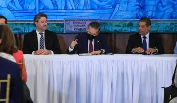 El presidente Laurentino Cortizo, y el ministro del Minsa, Luis Francisco Sucre firmaron el decreto este viernes.