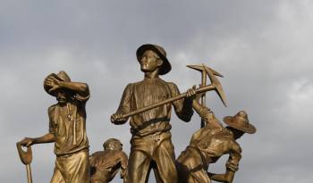 Develan monumento en honor a gallegos que trabajaron en la construcción del Canal