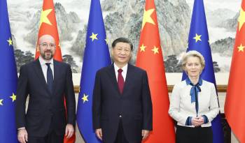 El presidente chino, Xi Jinping (C), la presidenta de la Comisión Europea, Ursula von der Leyen (D) y el presidente del Consejo Europeo, Charles Michel (I).