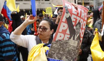 Manifestantes participan en una movilización popular en apoyo al presidente de Colombia, Gustavo Petro, en Bogotá (Colombia).