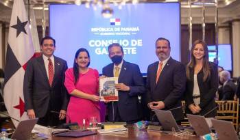 El presidente de la República, Laurentino Cortizo Cohen recibió el Plan de Accesibilidad Universal, de manos de la ministra de Desarrollo Social (Mides), María Inés Castillo.