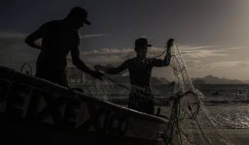 Grupos de pescadores organizan sus redes para la pesca, en una imagen de archivo.
