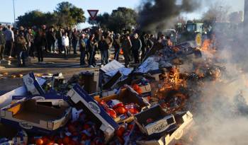 Agricultores franceses queman frutas españolas durante una manifestación en la que han bloqueado la autopista A9 en Nîmes, en el sur de Francia, este 25 de enero de 2024 en demanda de mejores precios.