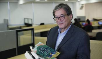 El director general de la Fundación Gabo, Jaime Abello, sostiene varios libros de Gabriel García Márquez, entre ellos la reciente publicación 'En agosto nos vemos'.