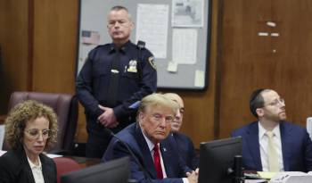 El ex presidente estadounidense Donald Trump durante una audiencia judicial acusado de falsificar registros comerciales para encubrir un pago de dinero a una estrella porno.