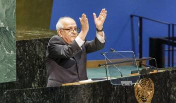 El Observador Permanente de Palestina ante las Naciones Unidas, Riyad Mansour, aplaude en reacción a la multitud que también aplaude después de su discurso ante la Asamblea General de las Naciones Unidas.