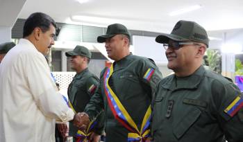 El presidente de Venezuela, Nicolás Maduro, dando la mano a un militar durante un acto de condecoración este viernes, en Caracas. El presidente de Venezuela, Nicolás Maduro, dando la mano a un militar durante un acto de condecoración este viernes, en Caracas.