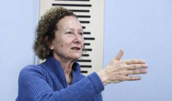 La jefa negociadora del Gobierno colombiano, Vera Grabe, habla durante una entrevista con EFE, en una fotografía de archivo.