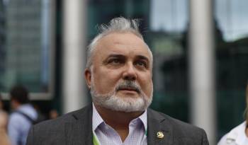 El destituido presidente de la petrolera estatal Petrobras, Jean-Paul Prates, sale de las oficinas de la empresa este miércoles en Río de Janeiro (Brasil).