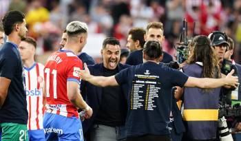 El técnico del Girona celebra con sus jugadores la clasificación de su equipo para la Liga de Campeones a la finalización del encuentro correspondiente a la jornada 34.