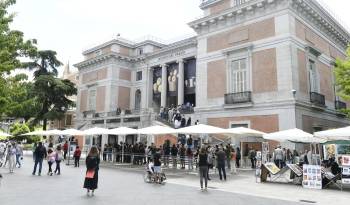Decenas de personas esperan este sábado para entrar en el Museo del Prado de Madrid, una de la principales pinacotecas del mundo. EFE/ Víctor Lerena