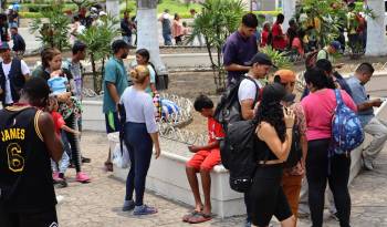 Migrantes se reúnen en una plaza, el 3 de mayo de 2024, en la ciudad de Tapachula (México). EFE /Juan Manuel Blanco
