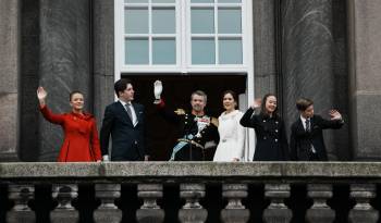 La familia real danesa saluda desde el balcón del palacio de Christiansborg este domingo tras la proclamación de Federico X como rey de Dinamarca.