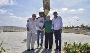William Mebarak (i), padre de Shakira, el alcalde de Barranquilla Jaime Pumarejo (i-2), Nidia Ripoll (2-d) madre de Shakira y el artista plástico Yino Márquez (d) posan junto a la estatua de Shakira en el Gran Malecón, en Barranquilla (Colombia).