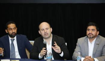 El presidente nacional Asofom, Emanuel González (c), acompañado de Moacyr Pérez (i), presidente regional de ASOFOM, y Jorge Avante (d), director general de la ASOFOM.