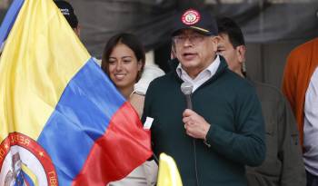 El presidente de Colombia, Gustavo Petro, habla al final de una marcha, con motivo Día Internacional de los Trabajadores.