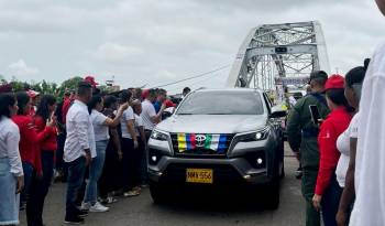 Fotografía cedida por el Ministerio de Comercio de Colombia, que muestra el traslado de un carro por el puente internacional Unión, este jueves en Puerto Santander, Colombia.