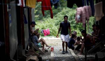 Migrantes descansan en la estación de recepción migratoria de Lajas Blancas, tras caminar durante varios días por la selva del Darién.
