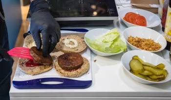 La hamburguesa vegetariana es vista como una alternativa a la original, de procedencia animal.