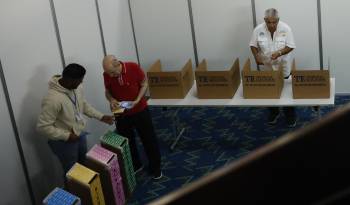 José Raúl Mulino vota (der.) este domingo 5 de mayo, en el Centro de Convenciones Atlapa en Ciudad de Panamá.