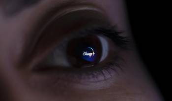 Una ilustración fotográfica muestra el logotipo del servicio de streaming de Disney Plus reflejado en un ojo.