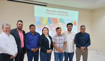 El Comité Coordinador de SICACAO durante una reunión el 11 de diciembre de 2023, en Santa Ana (El Salvador). EFE/ Judit Vanegas/Cortesía Rikolto.