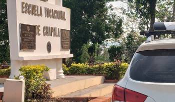 Monolito en la entrada de la Escuela Vocacional de Chapala.