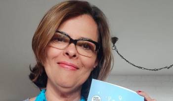 La psicóloga Susana Reina y su libro.