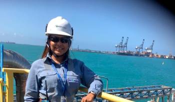 Birna es supervisora en la terminal de Gas Natural Licuado (LNG) de AES Colón.