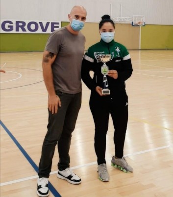 Valeria Gómez Pimentel Marín recibe la copa como la mayor goleadora. Valeria Gómez Pimentel Marín recibe la copa como la mayor goleadora.