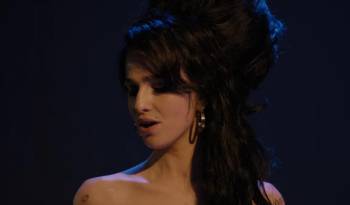Marisa Abela destaca como Amy Winehouse, haciendo sus propias rendiciones de las canciones más conocidas.