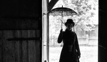 Imagen ilustrativa de una mujer vestida como Mary Poppins.