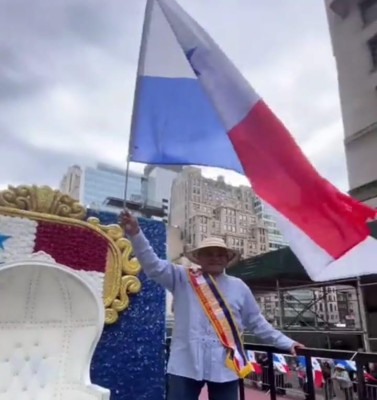 El cinco veces campeón mundial de boxeo Roberto Durán estuvo en el desfile representando a Panamá. El cinco veces campeón mundial de boxeo Roberto Durán estuvo en el desfile representando a Panamá.