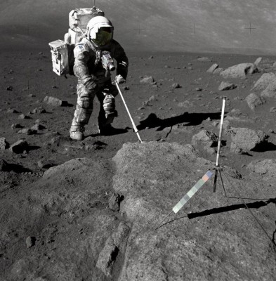 El astronauta del Apolo 17 Harrison Schmitt en 1972, cubierto de polvo lunar. El astronauta del Apolo 17 Harrison Schmitt en 1972, cubierto de polvo lunar.