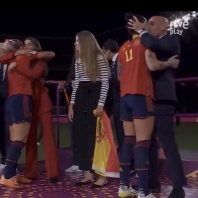 El polémico beso entre Jennifer Hermoso y Luis Rubiales. El polémico beso entre Jennifer Hermoso y Luis Rubiales.