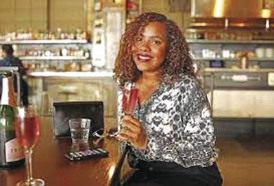 Lydia Richards 'El sommelier no tiene el mismo reconocimiento que el chef, y es un error'. Lydia Richards (ciudad de Panamá, 1989) es de esas mujeres que sobresalen en medio de la multitud. Mujeres que con su carisma, academia y autenticidad conquistan espacios. Es una mujer de sensibilidades. Alguien que sabe, muy bien, oler, observar y probar. Quizá sea esa la fusión perfecta que la ha convertido en sommelier. Su memoria de los sentidos y su atención predominante la han transformado en una voz del vino, una eterna “exploradora” para indicar y sugerir. Lydia Richards 'El sommelier no tiene el mismo reconocimiento que el chef, y es un error'. Lydia Richards (ciudad de Panamá, 1989) es de esas mujeres que sobresalen en medio de la multitud. Mujeres que con su carisma, academia y autenticidad conquistan espacios. Es una mujer de sensibilidades. Alguien que sabe, muy bien, oler, observar y probar. Quizá sea esa la fusión perfecta que la ha convertido en sommelier. Su memoria de los sentidos y su atención predominante la han transformado en una voz del vino, una eterna “exploradora” para indicar y sugerir.
