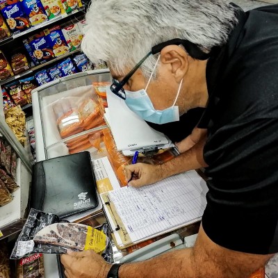 Personal de la Acodeco verifica el etiquetado de los productos cárnicos importados. Personal de la Acodeco verifica el etiquetado de los productos cárnicos importados.