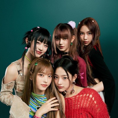 Grupo femenino surcoreano de K-pop integrado por (de i. a d.) Hanni, Danielle, Hyein, (abajo) Haerin y Minji. Grupo femenino surcoreano de K-pop integrado por (de i. a d.) Hanni, Danielle, Hyein, (abajo) Haerin y Minji.