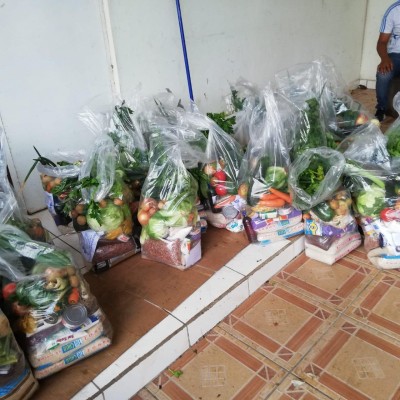 Además de las legumbres, la bolsa que es entregada en el Distrito de Renacimiento contiene arroz, cremas, café, miel, azúcar, sal, harina, panela, leche, jamonillas, frijoles, cebolla, sardinas y tunas. Además de las legumbres, la bolsa que es entregada en el Distrito de Renacimiento contiene arroz, cremas, café, miel, azúcar, sal, harina, panela, leche, jamonillas, frijoles, cebolla, sardinas y tunas.