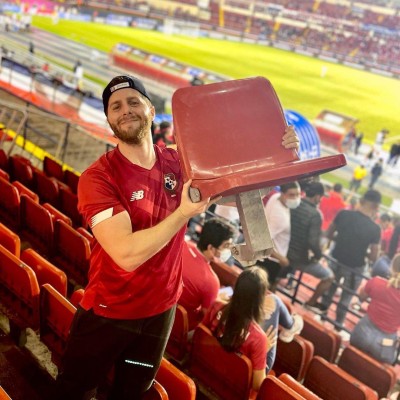 En la imagen, Mayer Mizrachi Matalon cargando la butaca que habría hurtado del estadio. En la imagen, Mayer Mizrachi Matalon cargando la butaca que habría hurtado del estadio.