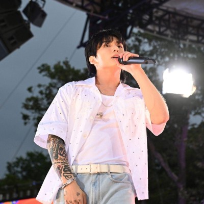 Jeon Jungkook, cantante de BTS, lanza su sencillo Seven en el programa Good Morning America. Jeon Jungkook, cantante de BTS, lanza su sencillo Seven en el programa Good Morning America.