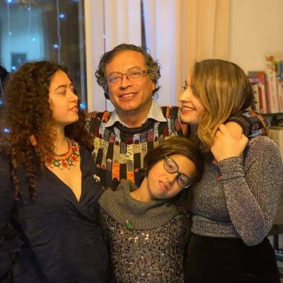 Gustavo Petro y sus hijas Gustavo Petro y sus hijas