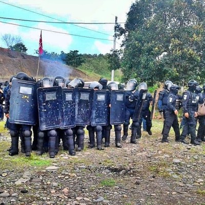 La Policía Nacional informó que cinco unidades resultaron heridas por piedras lanzadas por los indígenas. La Policía Nacional informó que cinco unidades resultaron heridas por piedras lanzadas por los indígenas.