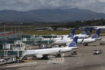 El Aeropuerto Internacional de Tocumen, es la principal terminal aérea del país. El Aeropuerto Internacional de Tocumen, es la principal terminal aérea del país.