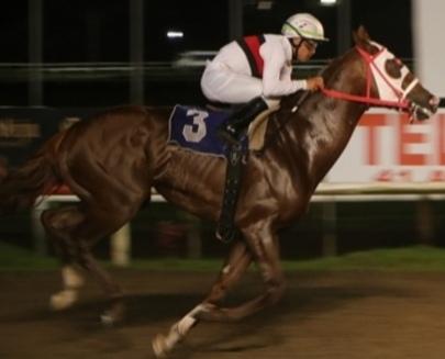 'Señor Ramos' se acerca a la meta para ganar la prueba lleno de poder. 'Señor Ramos' se acerca a la meta para ganar la prueba lleno de poder.